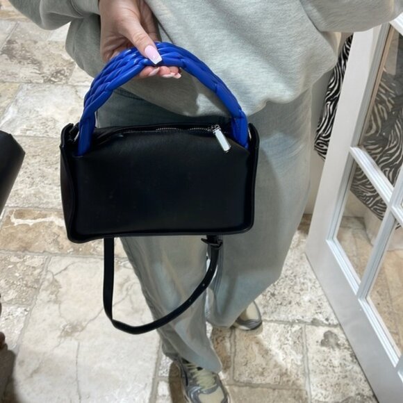 BHeveryday Elegant Handbag with Black Handle - Picture 6 of 7